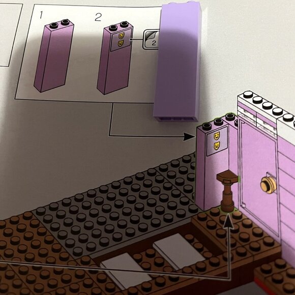 LEGO Icons The Friends Apartments 10292 RETIRED - Picture 6 of 9